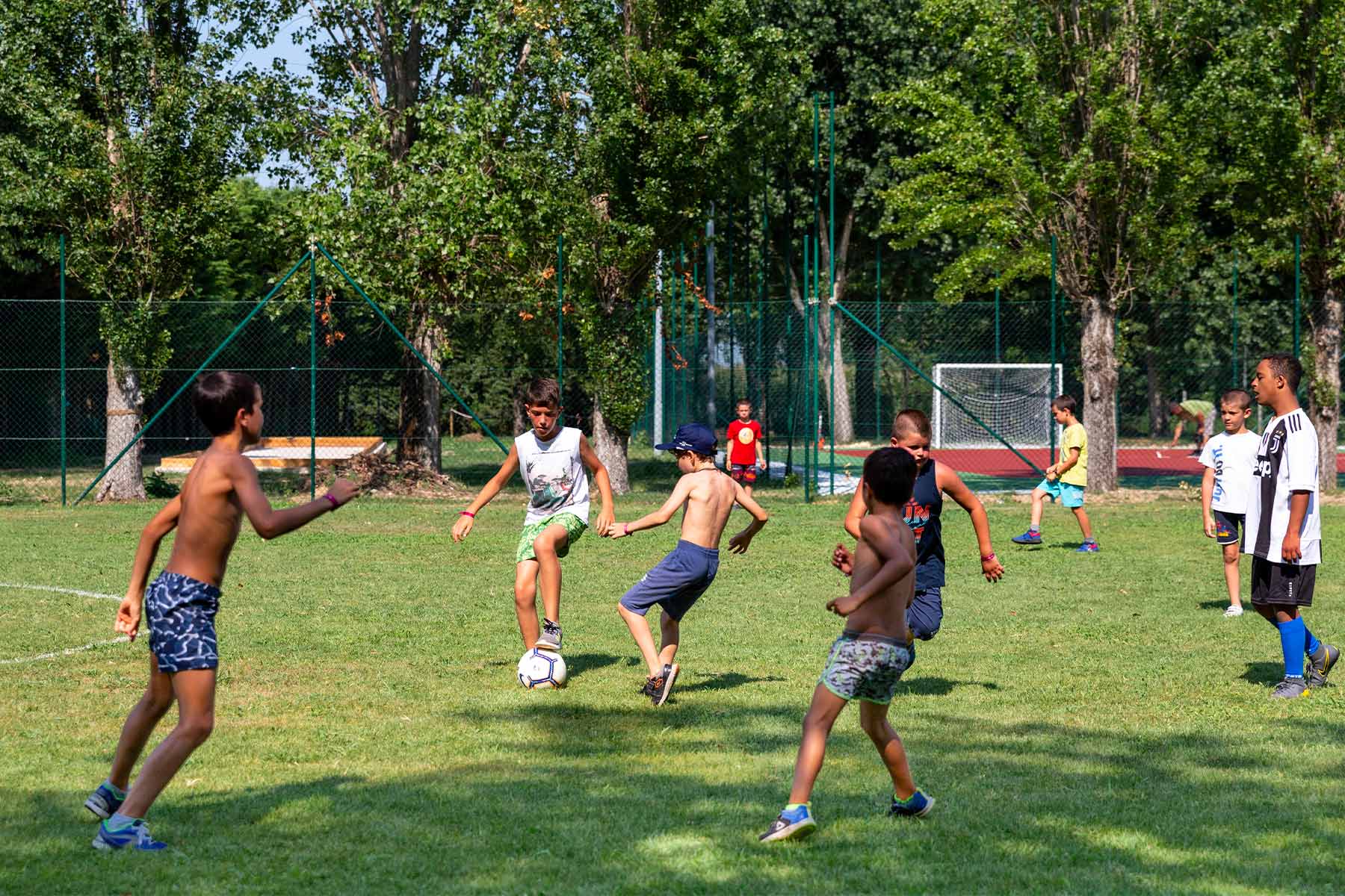 Attività sportive dinamiche su campi moderni