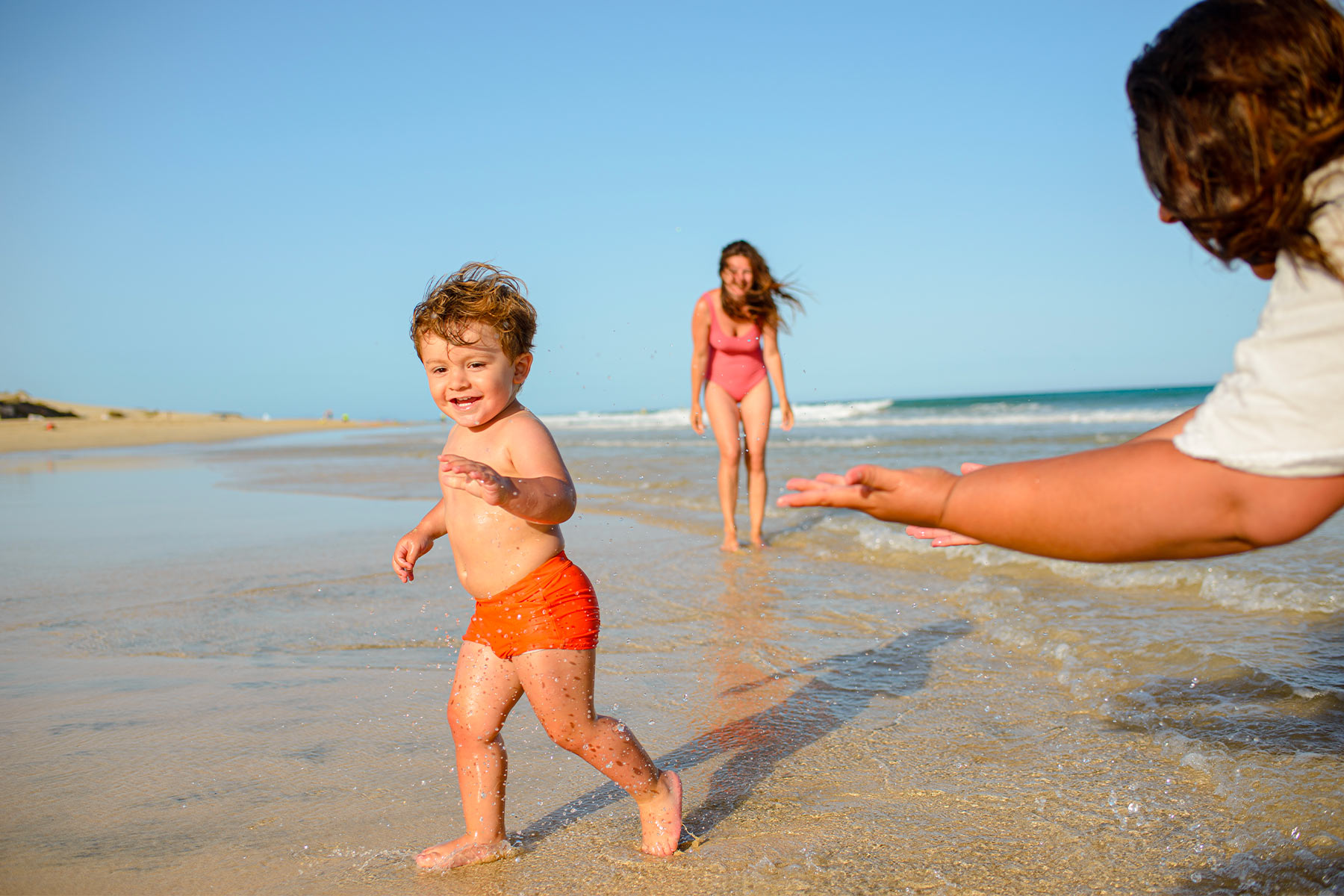 Spiaggia paradisiaca con acqua cristallina